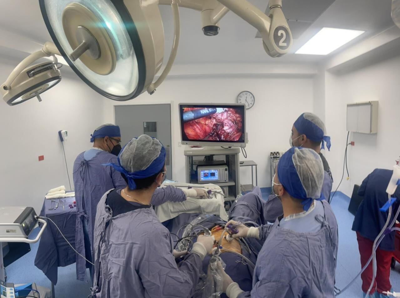 Dr. Renato Díaz Núñez realizando cirugía láser HoLEP en Ensenada Dr. Renato Díaz Núñez realizando cirugía láser HoLEP en Ensenada